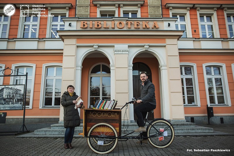 Książki z Oleśnickiej Biblioteki Publicznej z rowerowym dowozem do domu