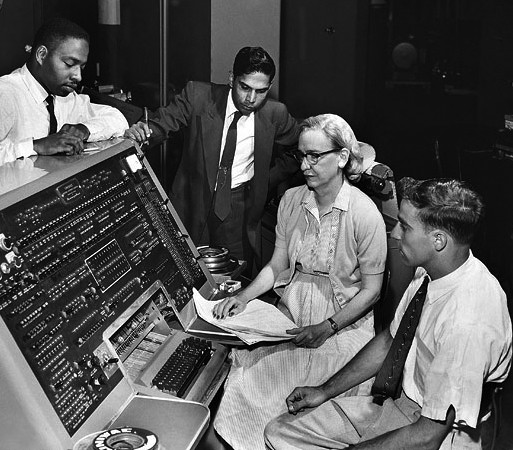 Grace Hopper podczas pracy przy UNIVAC I, 1960 r.