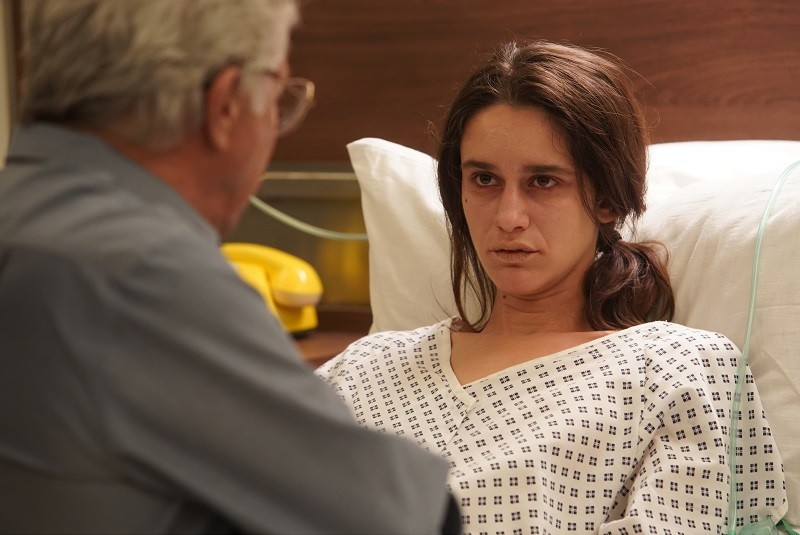 Kobieta leżąca na szpitalnym łóżku, kadr z filmu „W labiryncie“