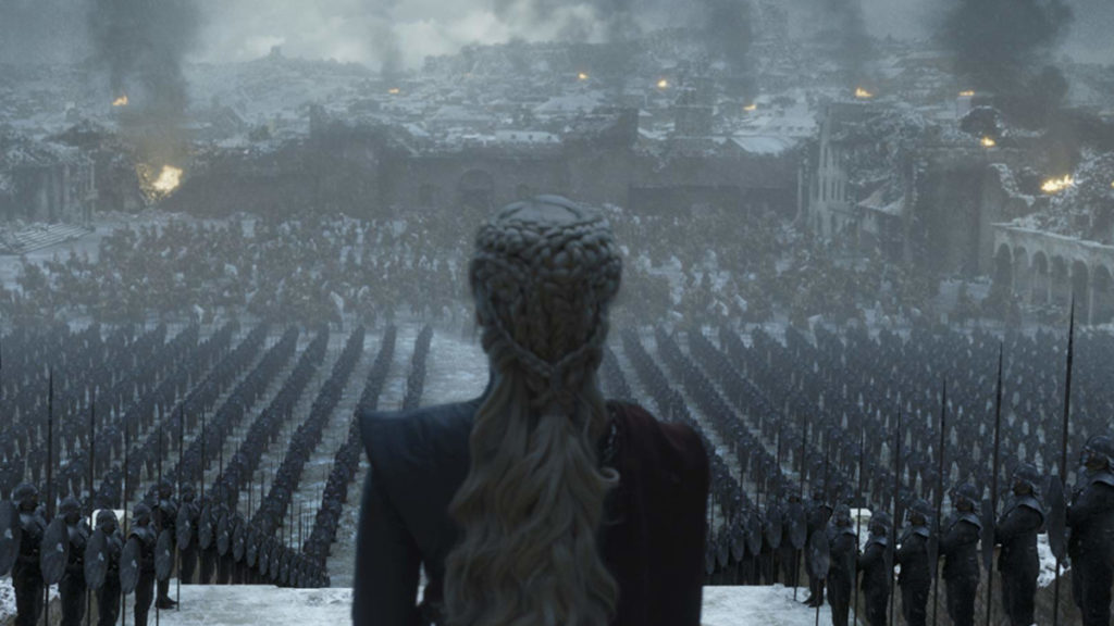Kadr z serialu Gra o Tron; Emilia Clark jako Daenerys Targaryen