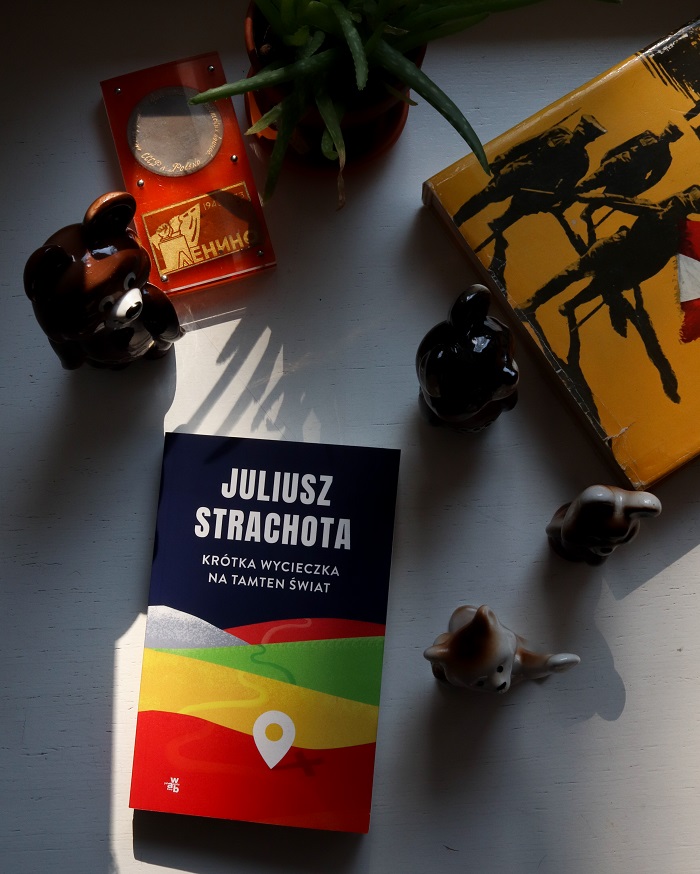 Książka Juliusza Strachoty na stoliku.
