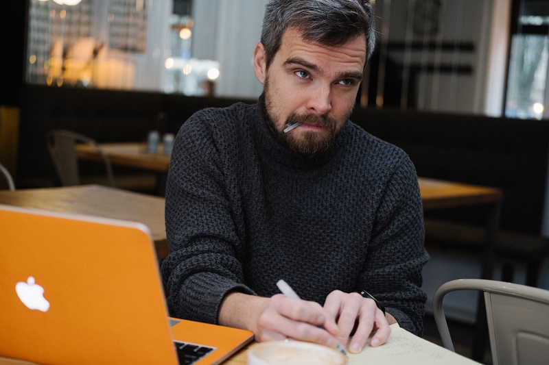 Zygmunt Miłoszewski podczas pracy przy biurku