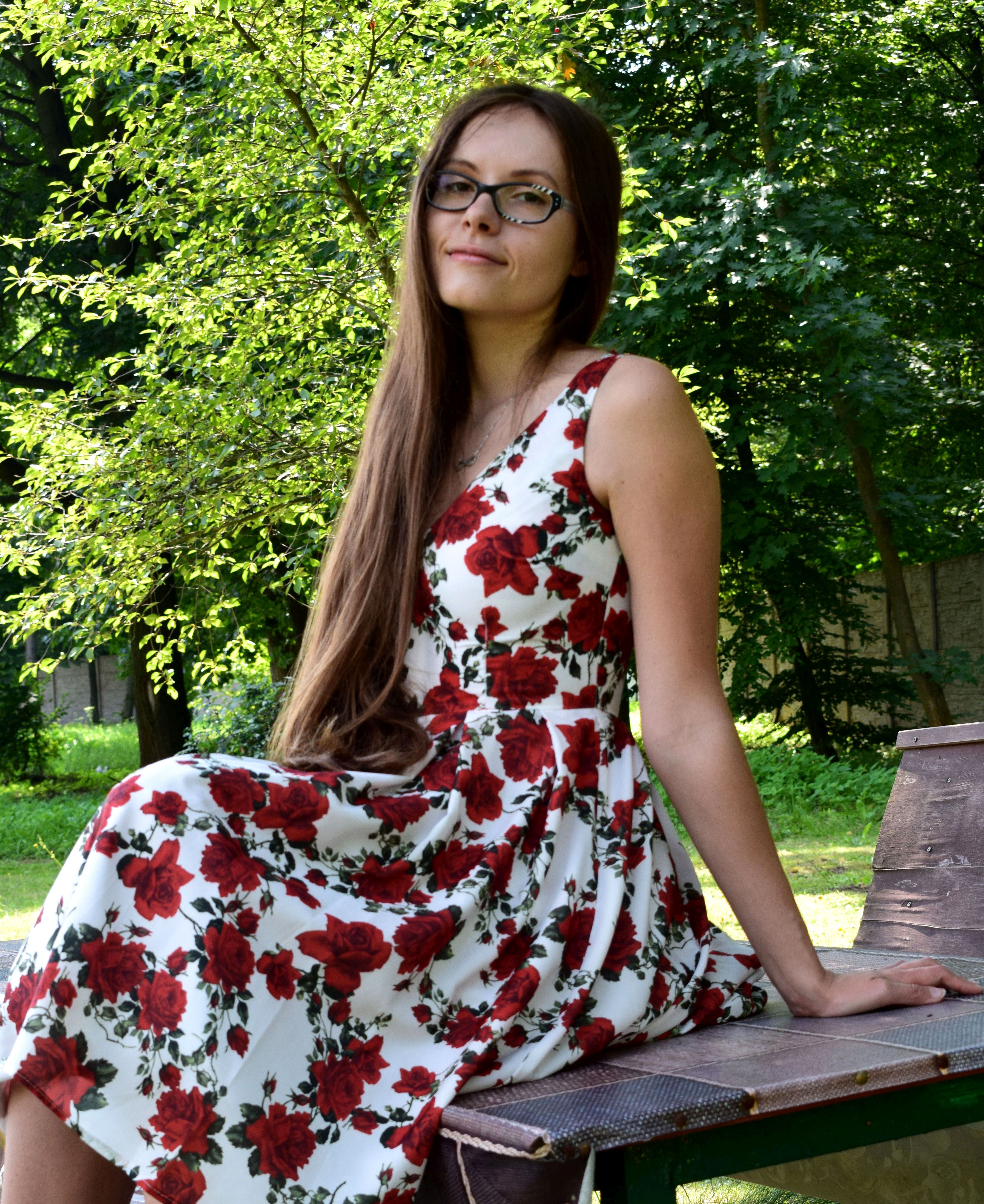 Magdalena Kubasiewicz  w parku