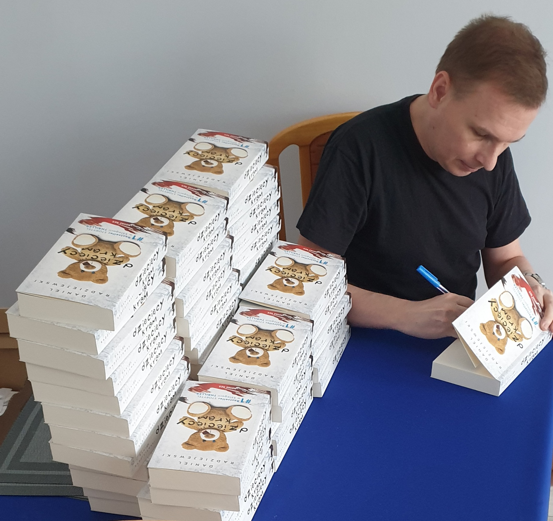 Daniel Radziejewski podpisuje książkę Dziecięcy kram