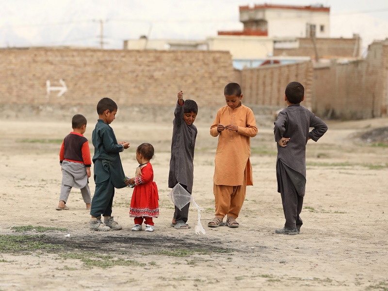 Dzieci bawiące się na ulicy w Kabulu