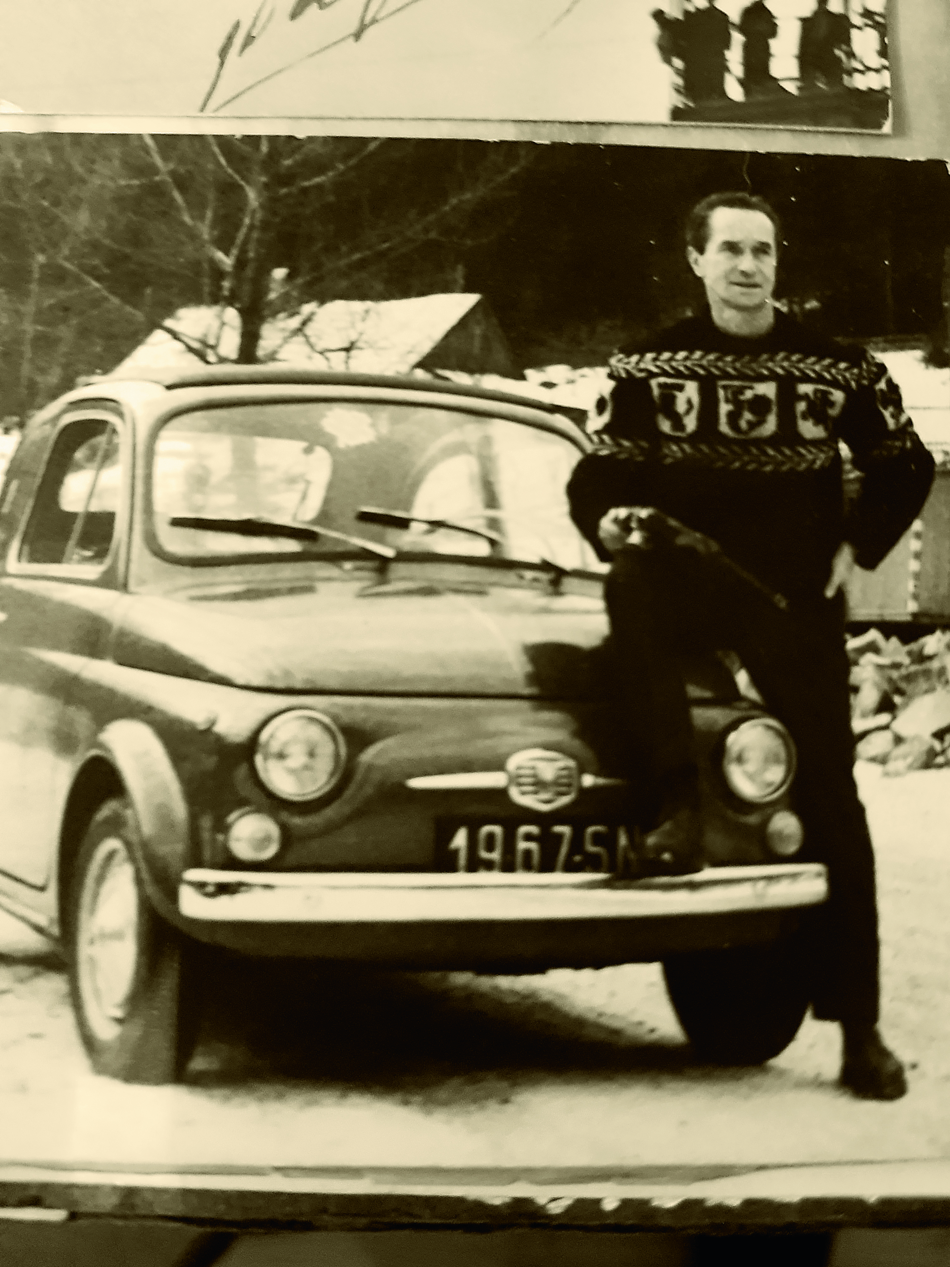 W latach 60. XX w. byl dumnym posiadaczem polskiego fiata 500 z otwieranym dachem_Archiwum rodzinne Tadeusza Pietrzykowskiego